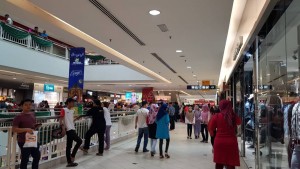 Pusat beli belah KB Mall dipenuhi golongan muda tempatan dan dari luar Kelantan