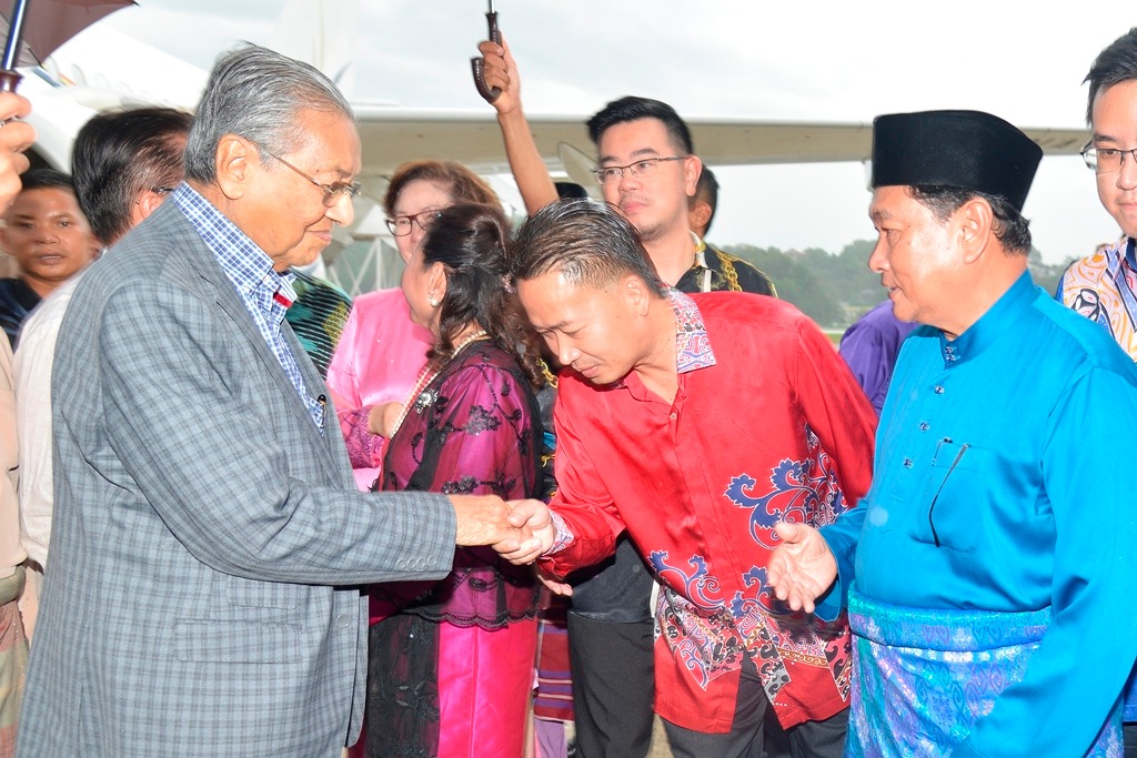 TIBA...Tun Mahathir (kanan) bersalaman dengan Menteri Pembangunan Infrastruktur, Datuk Peter Anthony, sambil diperhatikan Aidi (kanan). 