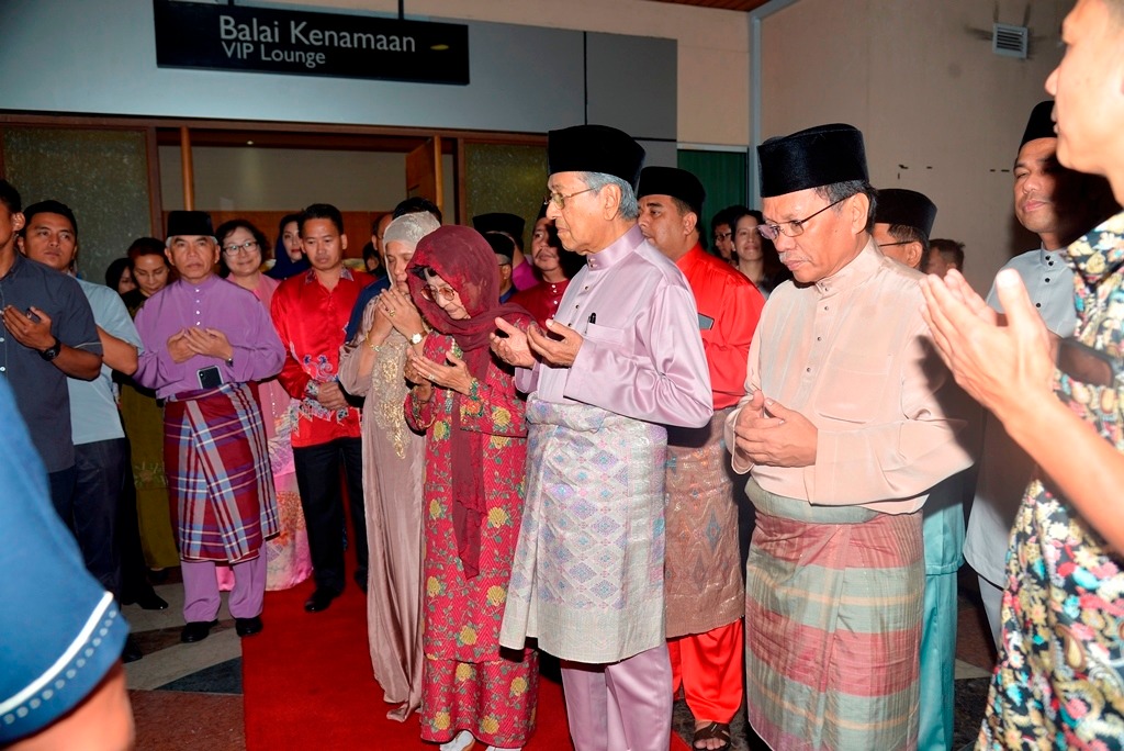 DOA...Shafie (kanan) bersama jemaah menteri mengaminkan doa keberangkatan balik Tun Mahathir (dua dari kanan) dan Tun Siti Hasmah (tiga dari kanan). 