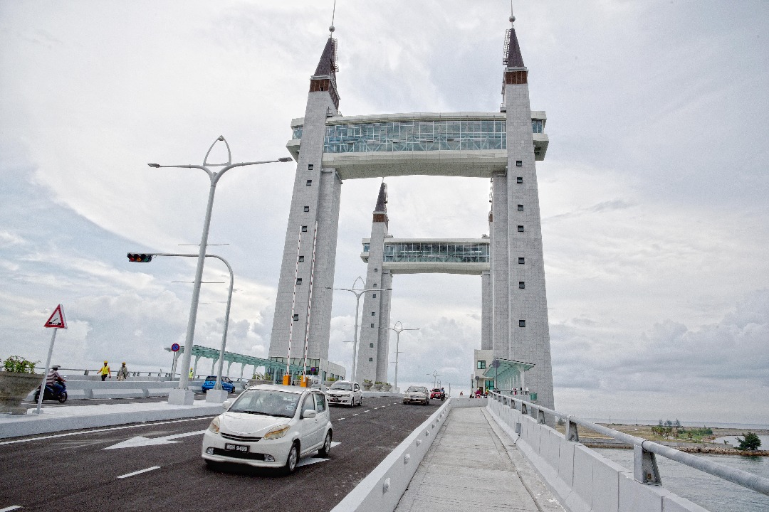 Kenderaan melalui jambatan angkat (drawbridge) yang menghubungkan bandaraya Kuala Terengganu dengan daerah Kuala Nerus (Utara).