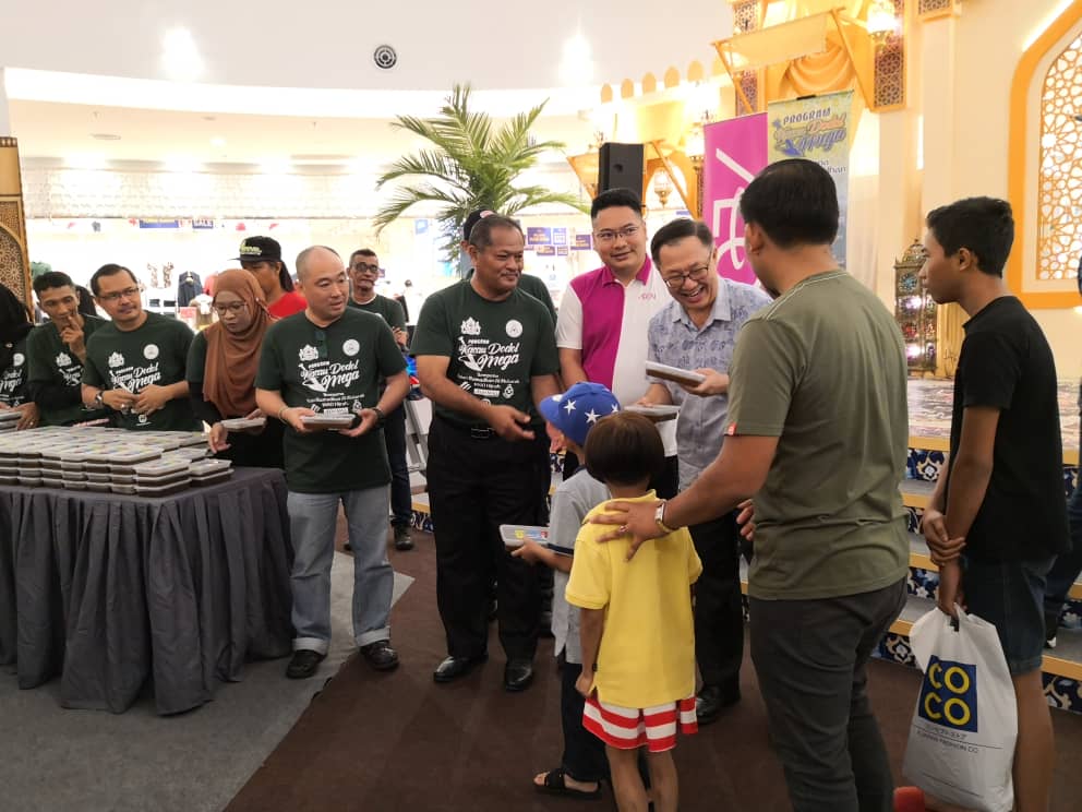 Agihan dodol oleh Steven Choong (3 dari kanan),  Nasrullah Abd Mutalib (baju putih) dan Saifulanuar (baju hijau) kepada pengunjung AEON Mall Bandar Dato' Onn
