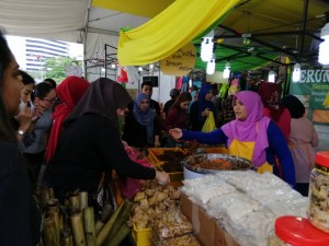 Selain daripada tekstil, gerai menjual makanan seperti serunding, ketupat, lemang dan rendang turut menjadi tumpuan orang ramai.