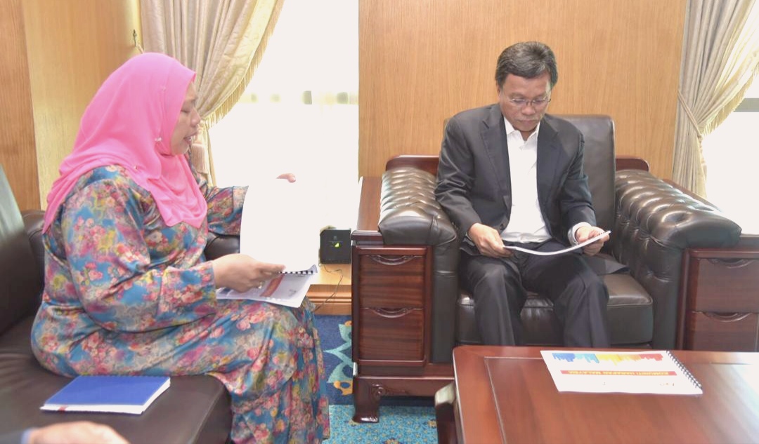 Norzawiyah (kiri) menerangkan kertas kerja mengenai 'Program Sepakat Malaysia Baharu Harapan Ku' kepada Shafie (kanan).