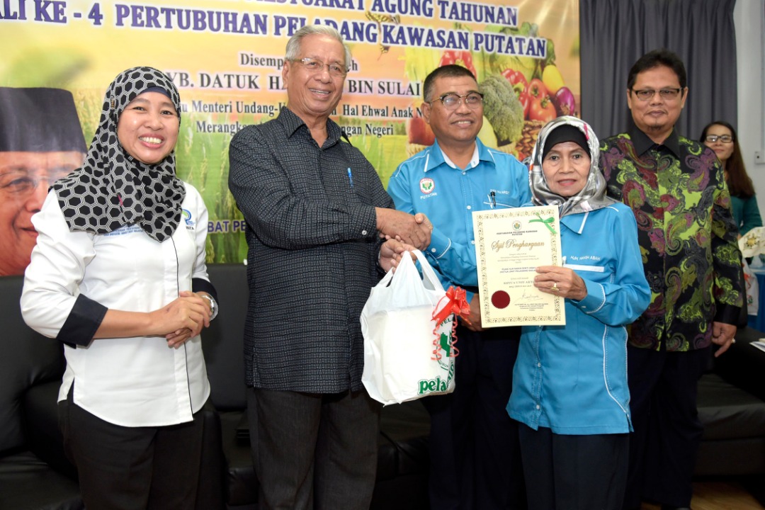 Uda(dua dari kiri) menyampaikan sijil dan hadiah kepada Nanih Abah(dua dari kanan) yang memenangi kategori Ketua Unit Aktif. 