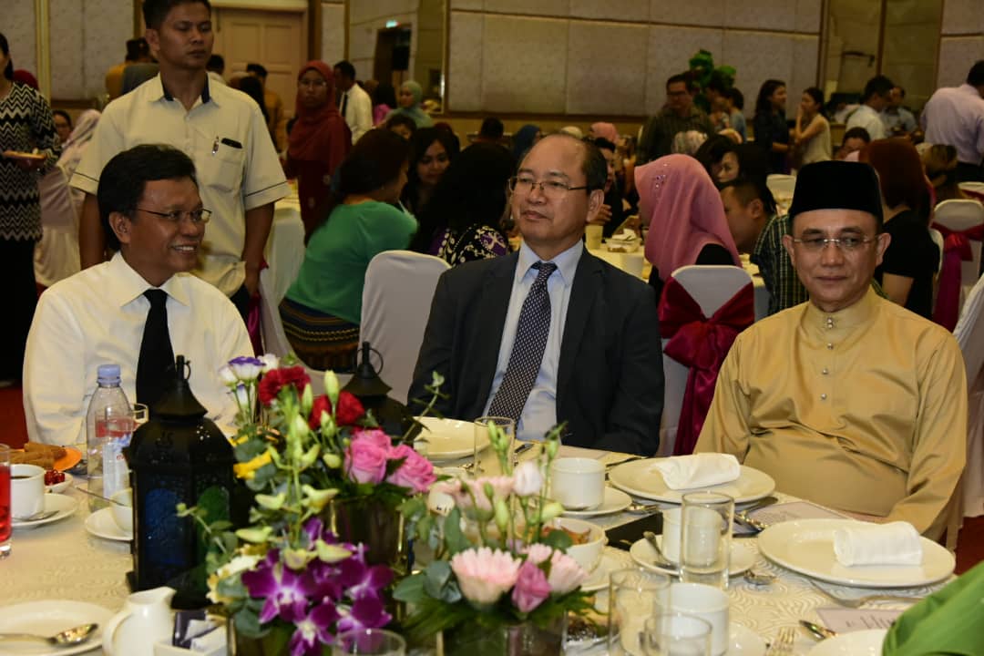 Shafie (kiri) bersama Madius (tengah) dan Pengiran Saifuddin berbual mesra pada majlis tersebut. 
