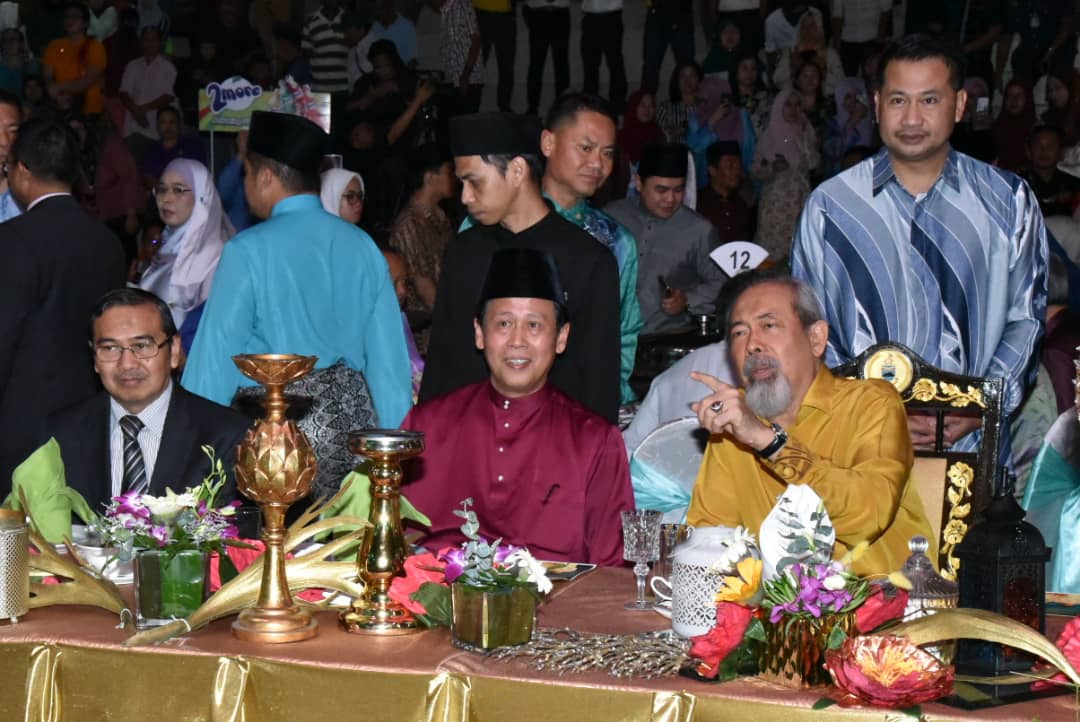 Tun Juhar (duduk kanan) berbual dengan Nordin (duduk tengah) sambil disaksikan Samsuni Mohd Nor (duduk kiri) . 
