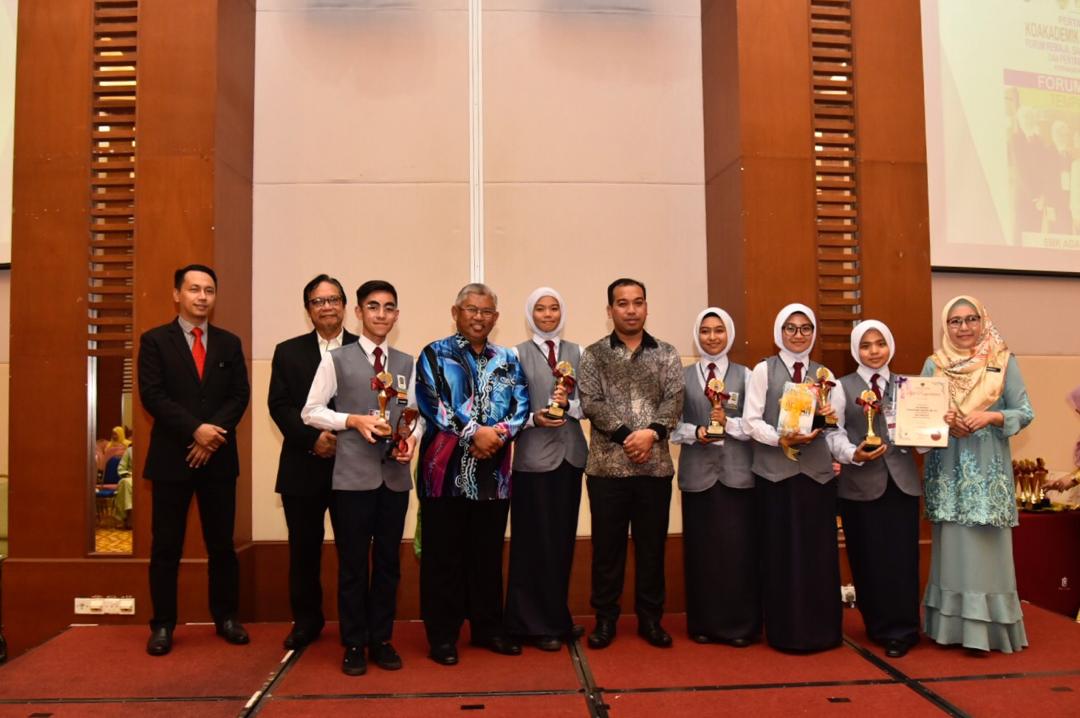 Kolej Tingkatan Enam Datuk Pangiran Galpam, Sandakan yang menduduki tempat kedua merakam gambar selepas menerima hadiah.