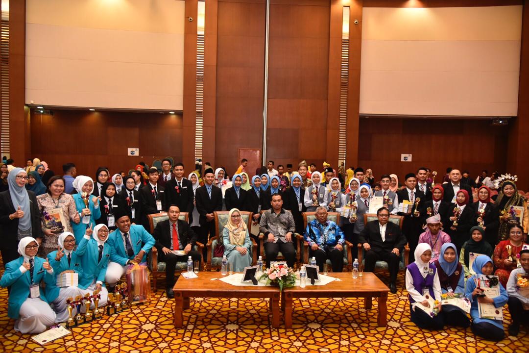 Para peserta Pertandingan Koakademik Bahasa Melayu DBP-KPM 2019 Peringkat Sabah (Forum Remaja, Sahibba, Deklamasi Sajak dan Penyampaian Syair merakam kenangan bersama.