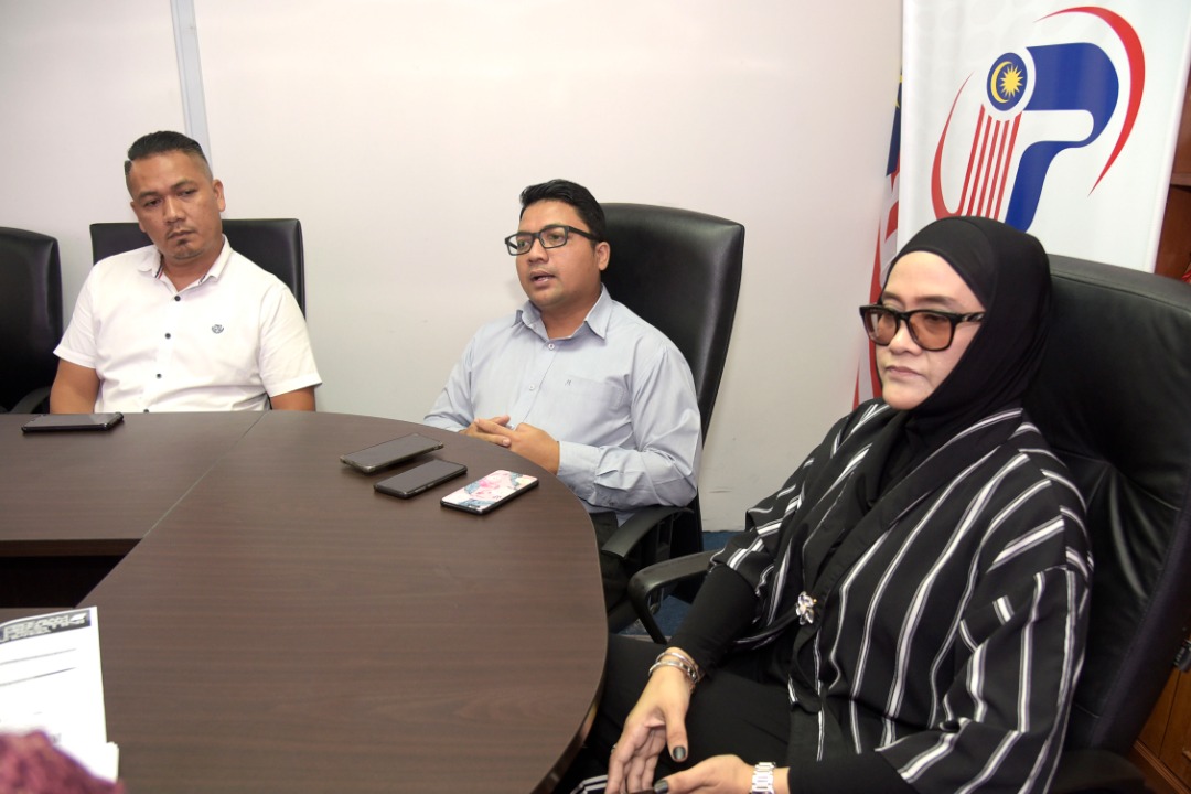Dr. Rozita bersama dengan Muhd Zahimi dan Mohd Mozailye semasa ditemubual oleh media.