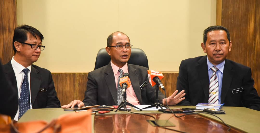 Kamarul (tiga dari kiri) memberi penerangan mengenai Sambutan Hari Muzium Antarabangsa 2019 kepada Shafie (tengah).