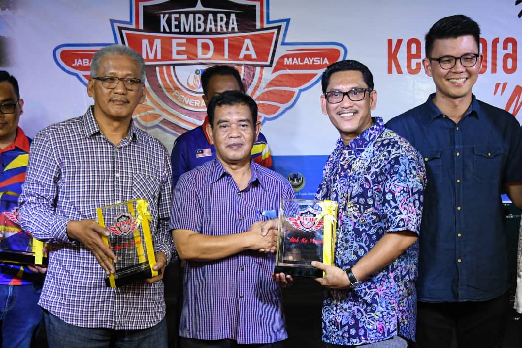 Timbalan Ketua Pengarah (Kandungan Digital) JaPen, Datuk Mohd Sukari Ab Hamid (dua dari kiri) menyampaikan cenderhati KMP 2019 kepada Menteri Besar Perak, Datuk Seri Ahmad Faizal Azumu (dua dari kanan)