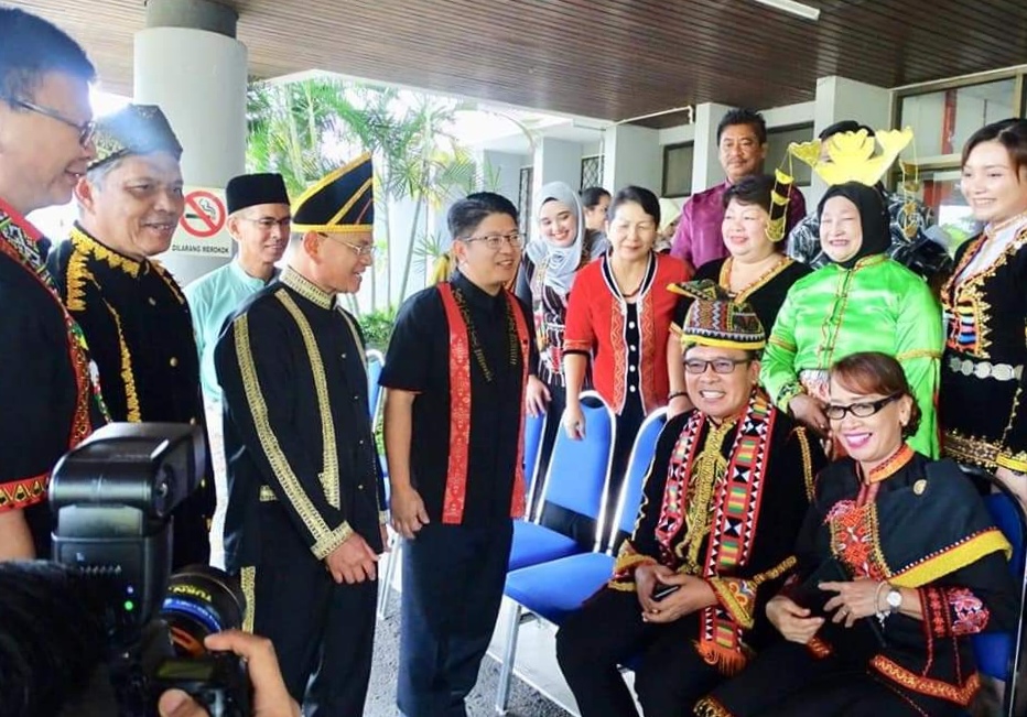 Ewon(lima dari kiri) beramah mesra dengan pegawai-pegawai KPLB Sabah.
