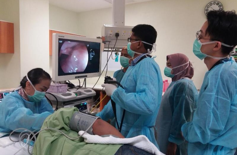 Peserta didedahkan dengan kaedah serta prosedur perubatan melibatkan menggunakan peralatan yang dikenali endoskop. 