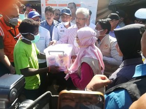 TPM menyampaikan kit makanan kepada wakil masyarakat Orang Asli Kuala Koh.