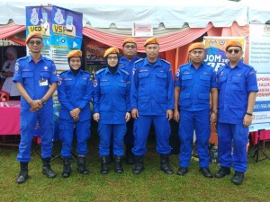 Lt (PA) Mohd Kamil Hassan berdiri tiga dari kanan bersama petugas-petugas APM yang mengendalikan simulasi CPR.