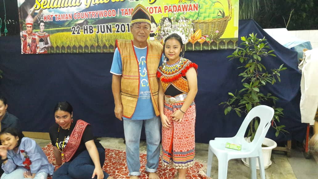 Pengerusi KRT Wilbert Kho Lek Chia bergambar bersama salah seorang daripada ahli KRT yang mengenakan pakaian tradisional Iban 