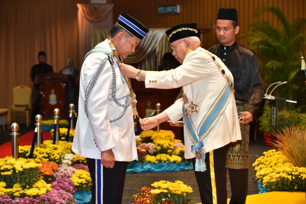 Inspektor Jeneral Dato Seri Abdul Hamid Bador menerima Darjah Panglima Pangkuan Negeri (DPPN)