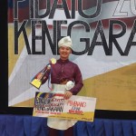 Canigia Uden Johan Pertandingan Pidato Kenegaraan Peringkat Negeri Sarawak bersama replika cek dan piala kemenangan