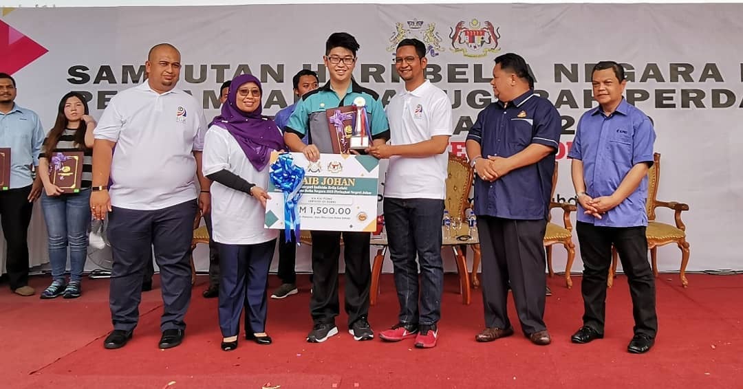 Ka Kai Fong (tengah) penerima Naib Johan Anugerah Belia Negara Kategori Lelaki