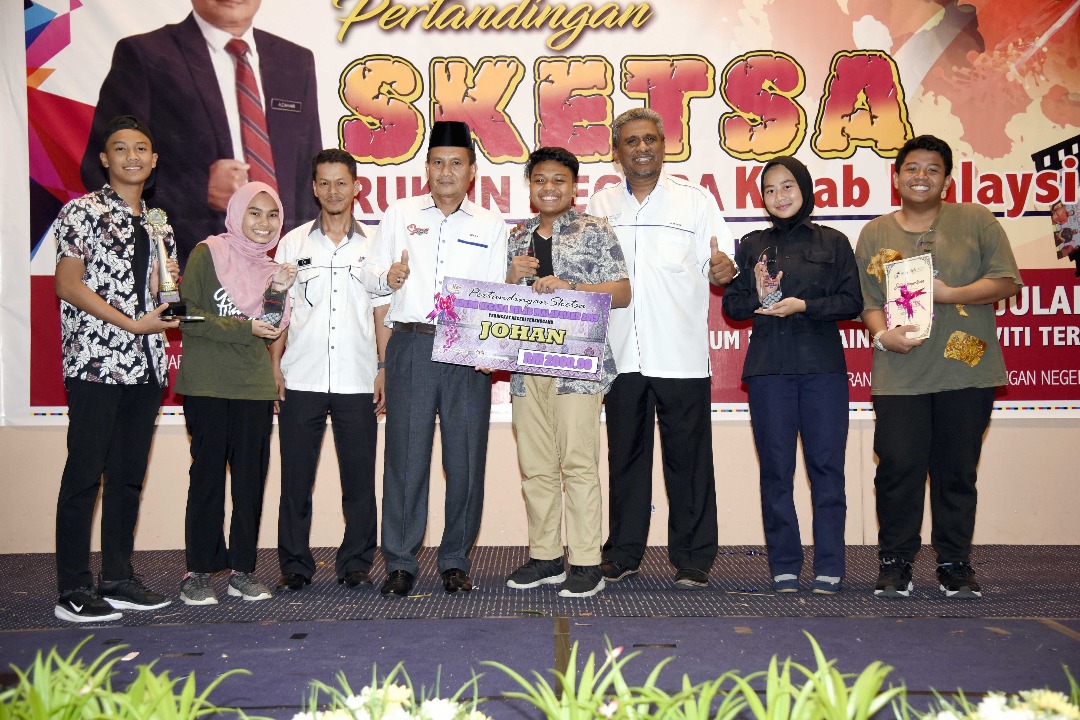 Pengarah Jabatan Penerangan Negeri Terengganu, Azahar Ismail (bersongkok) bersama kumpulan Sesmarianz Production yang menjuari pertandingan Sketsa Rukun Negara 2019 peringkat negeri Terengganu.