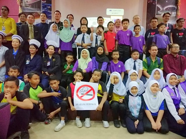 Hadir memeriahkan sambutan Minggu Tanpa Tembakau dan Pelancaran Hospital Bebas Asap Rokok peringkat HQE termasuk pelajar sekolah sekitar Kota Kinabalu