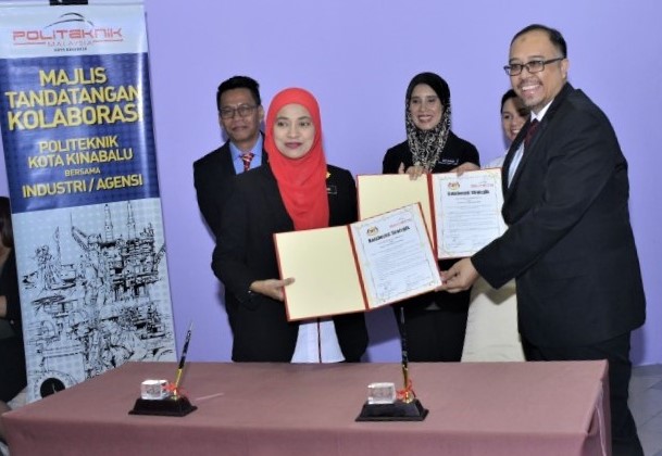 Zainab mewakili Politeknik Kota Kinabalu bertukar Sijil Kolaborasi yang telah dimeterai dengan Idzrul Azraai Dato’ Hj. Mohd. Idrus, Ketua Pegawai Eksekutif Fizrix Systems Sdn Bhd