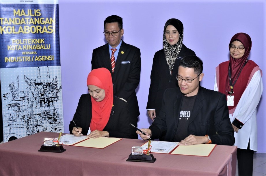 Zainab mewakili Politeknik Kota Kinabalu menandatangani Sijil Kolaborasi bersama Alex Chan, Pengarah Urusan Softwise Sdn. Bhd.