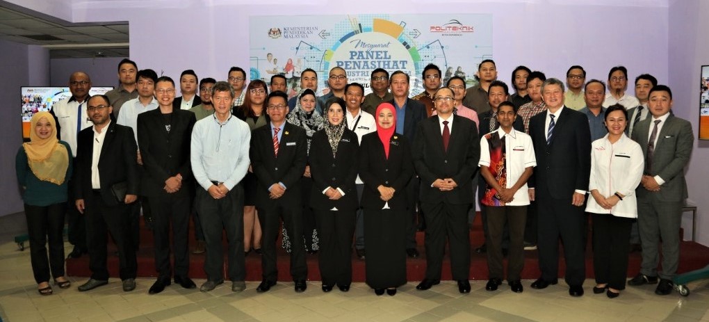 Zainab (enam dari kanan) bersama barisan Ahli Panel Penasihat Program Politeknik Kota Kinabalu dan Pengurusan Politeknik Kota Kinabalu