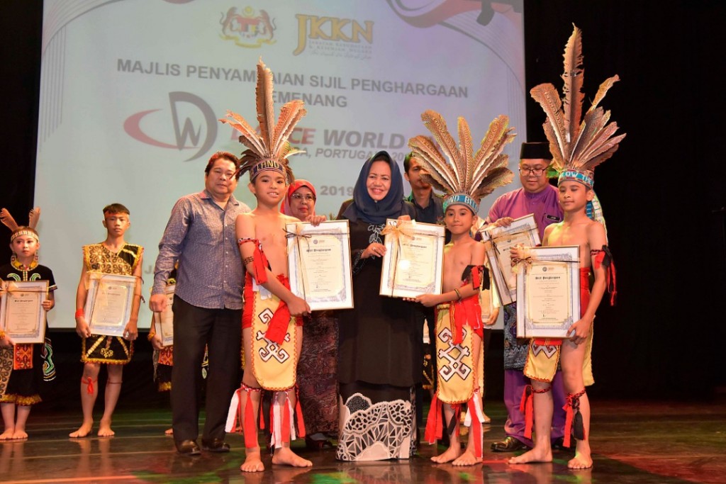 Majlis penyerahan sijil kepada pemenang pingat emas kategori “Children duet/Trio National & Folklore Dance” mewakili Tagaps Dance Theatre, Kota Kinabalu