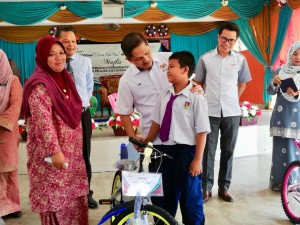 Amir Zakri Mahmad Mahyidin, Pengarah Pembangunan Negeri Kelantan menyampaikan basikal kepada penerima