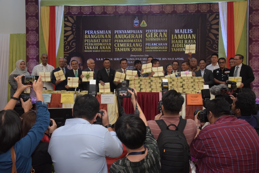 Para penerima geran tanah geran subsidiari  merakamkan gambar kenangan bersama Shafie (enam dari kiri)