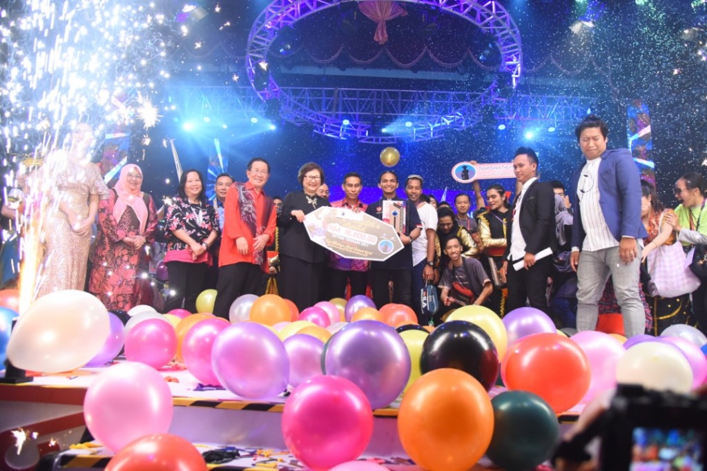 Pengarah Tagaps Dance Theater, Mohd Azizan Danial Abdullah menerima hadiah kemenangan bagi Kategori Terbuka Tugu Budaya Etnik Sabah ke10-International Youth Folk Dance Festival 2019