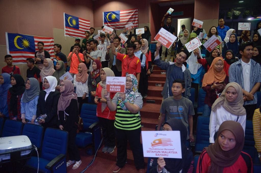 Para penonton turut mengangkat sepanduk Malaysia Bersih sebelum pertandingan bermula