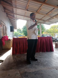 Penolong Pegawai Perubatan Klinik Kesihatan Selising , Bustaman Hassan menjelaskan syarat dan manfaat PeKa B40 kepada masyarakat Kampung Danan
