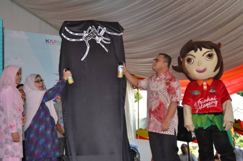Amirudin dan Dr Siti Mariah membuat semburan nyamuk semasa gimik perasmian 3W yang bertemakan Sifar Aedes dan Hari Bapa.