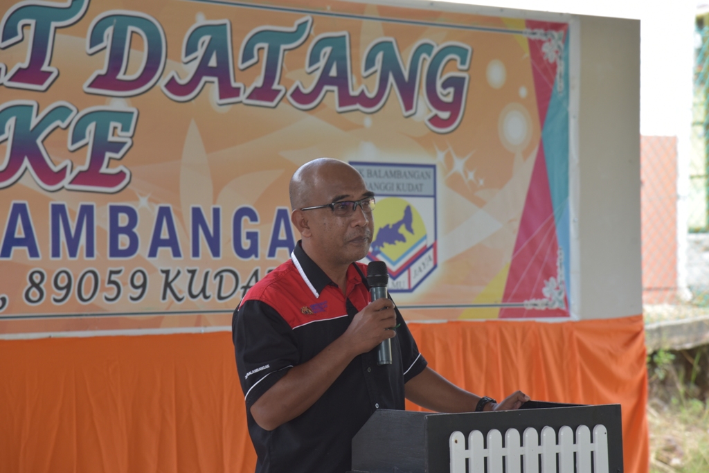 Guru Besar SK Balambangan, Salmat Abi semasa menyampaikan ucapan alu-aluan sempena lawatan itu.