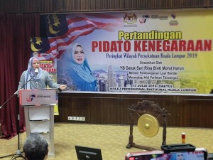 Menteri Pembangunan Luar Bandar, Datuk Seri Rina Harun semasa menyampaikan ucapan perasmian.
