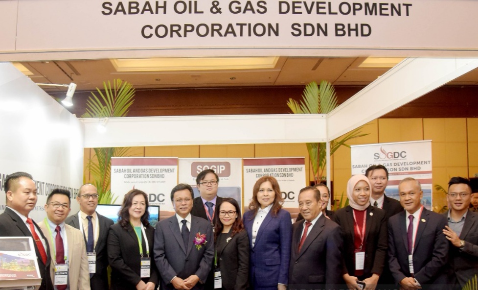 Shafie (lima dari kiri) bergambar kenangan bersama ketua-ketua eksekutif syarikat minyak yang mengambil bahagian dalam pameran SOGCE. 