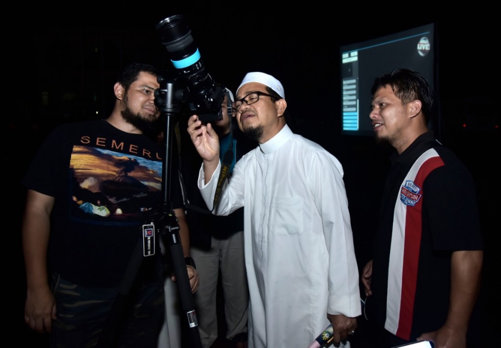 Mufti Sahibus Samahah Datuk Bungsu @ Aziz Jaafar (tengah) memeriksa peralatan yang akan digunakan semasa cerapan gerhana nanti.