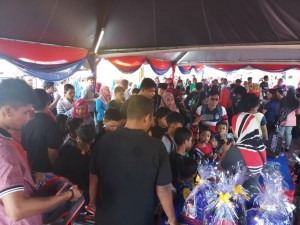 Masyarakat setempat membanjiri Dataran Majlis Daerah Pontian untuk bertemu Sultan Johor