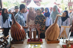 Permaisuri Johor Raja Zarith Sofiah Almarhum Sultan Idris Shah berkenan beramah mesra bersama rakyat dan melawat tapak pameran ukiran kayu pemanis rumah.