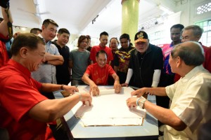 Baginda turut menyaksikan pertunjukan permainan mahjong oleh Masyarakat Cina di Bandar Muar.
