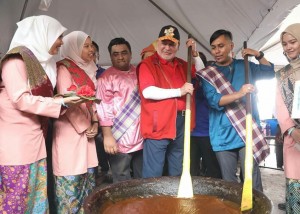 Sultan Johor berkenan mengacau dodol bersama rakyat.