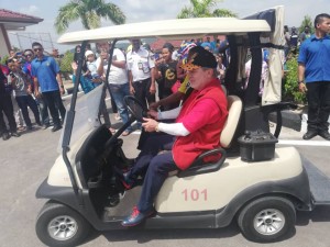 Baginda Sultan Johor menaiki "buggy" untuk ke destinasi acara KMJ 2019 Daerah Kluang. 
