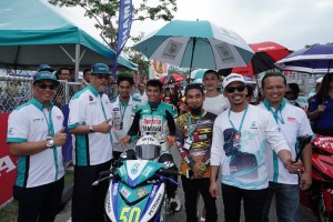 Pegawai Daerah Pontian (dua dari kiri) memberi sokongan kepada pelumba Cub Prix Petronas Malaysia.
