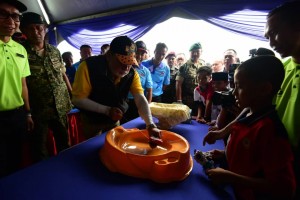 Sultan Johor mencuba permainan beyblade. 