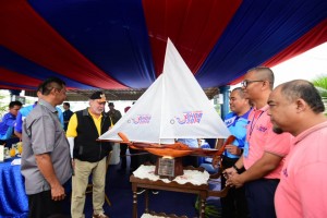 Sultan Johor berkenan menerima persembahan cenderamata yang disampaikan Pegawai Daerah Kota Tinggi.