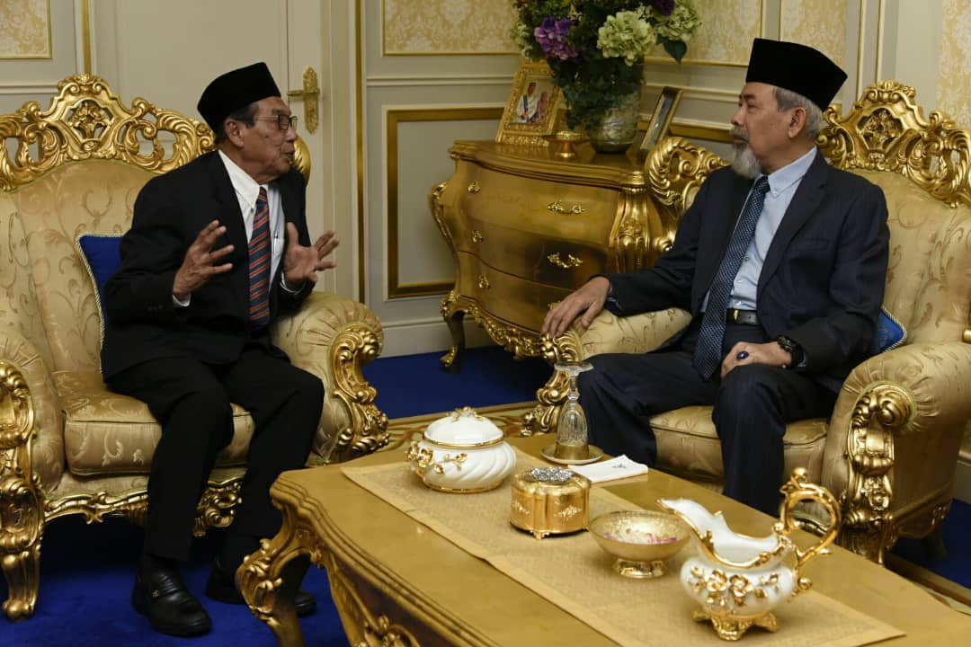 Abdul Rashid (kiri) membincangkan sesuatu dengan Tun Juhar (kanan).