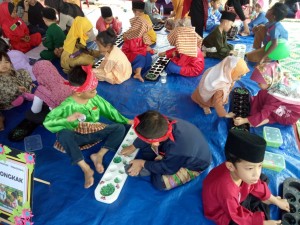 Salah satu acara permainan tradisional iaitu congkak yang turut disertai oleh kanak-kanak Tabika Perpaduan.