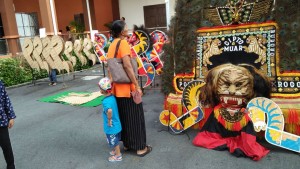 Pengunjung berbangsa India ini tertarik dengan keunikan peralatan tarian tradisional Melayu iaitu Kuda Kepang dan Barongan. 